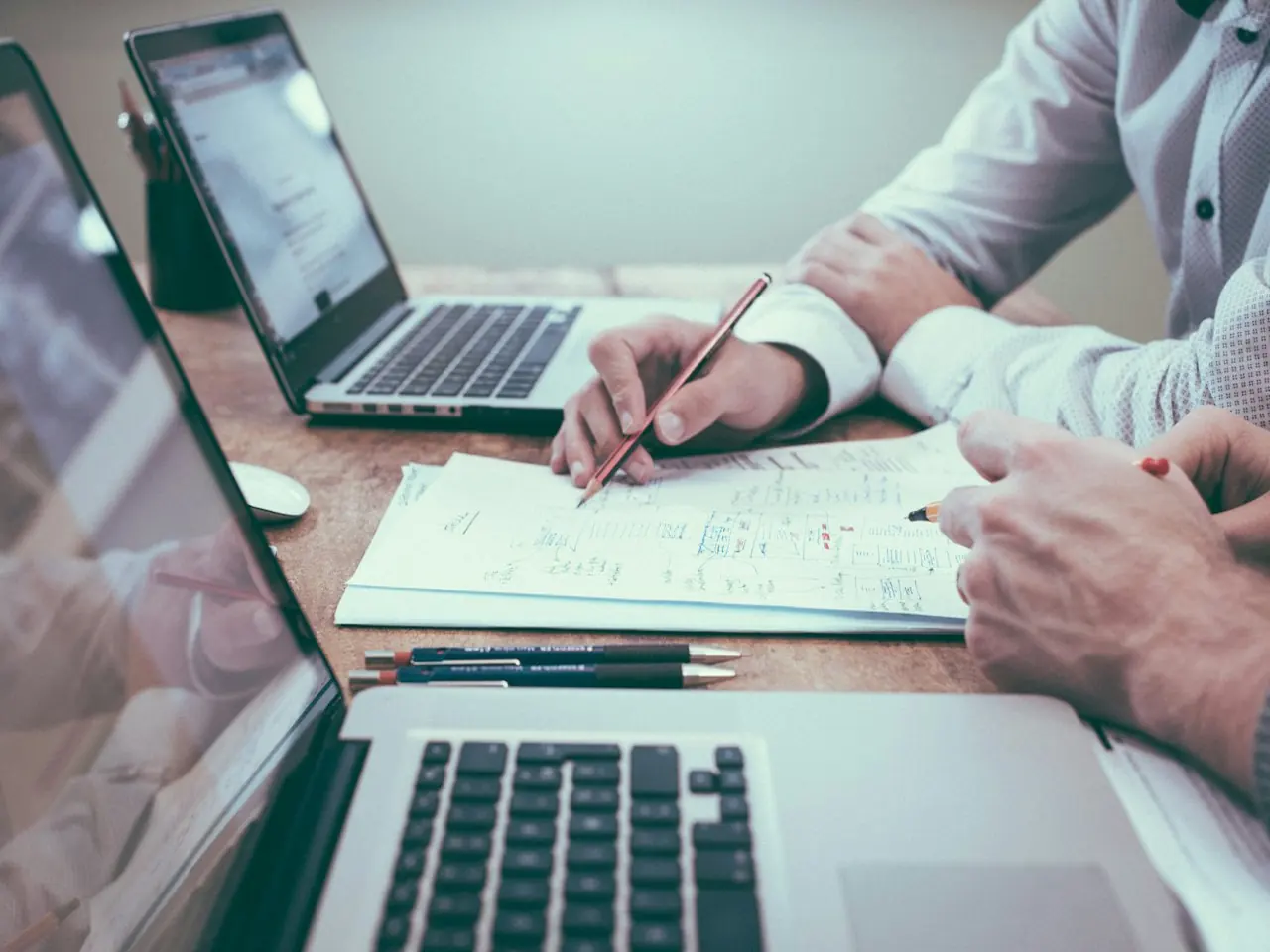 Plan de travail : ordinateur portable, documents et notes lors d'un cadrage de mission
